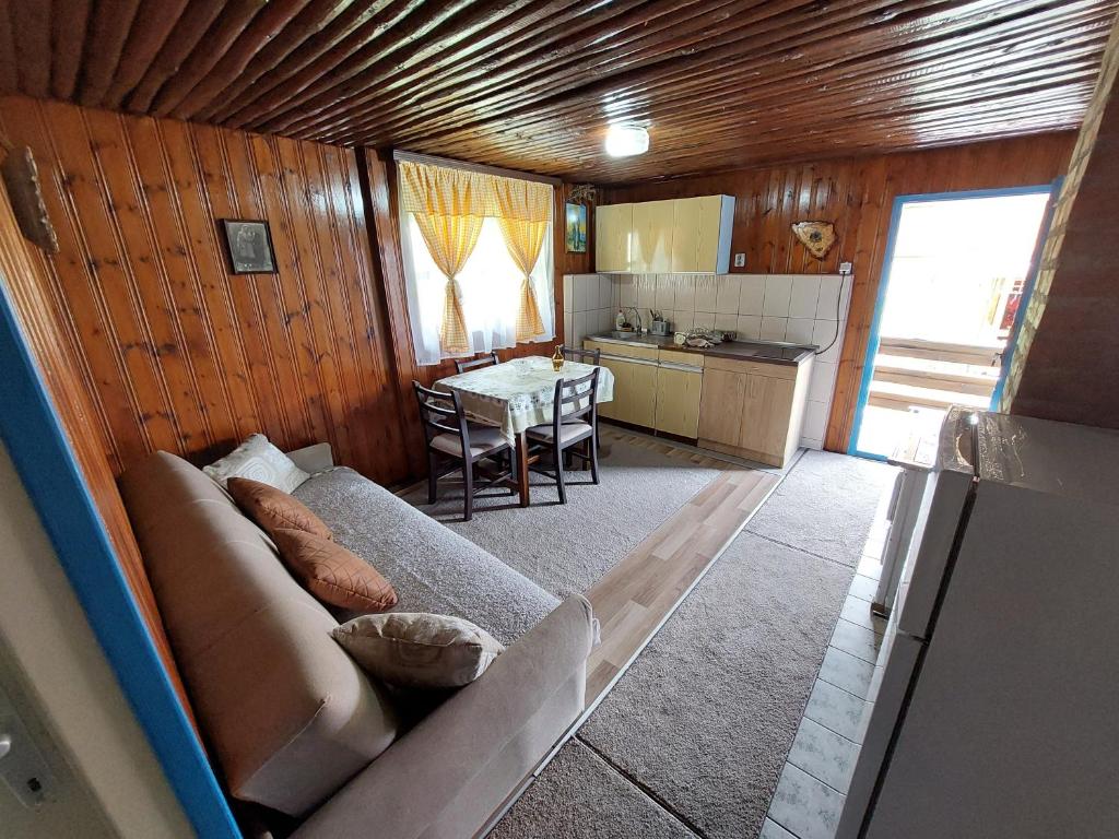 Kuchyň nebo kuchyňský kout v ubytování Seosko domaćinstvo Alababa