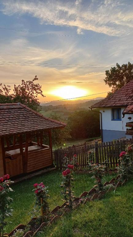 Východ nebo západ slunce při pohledu z prázdninového domu nebo okolí
