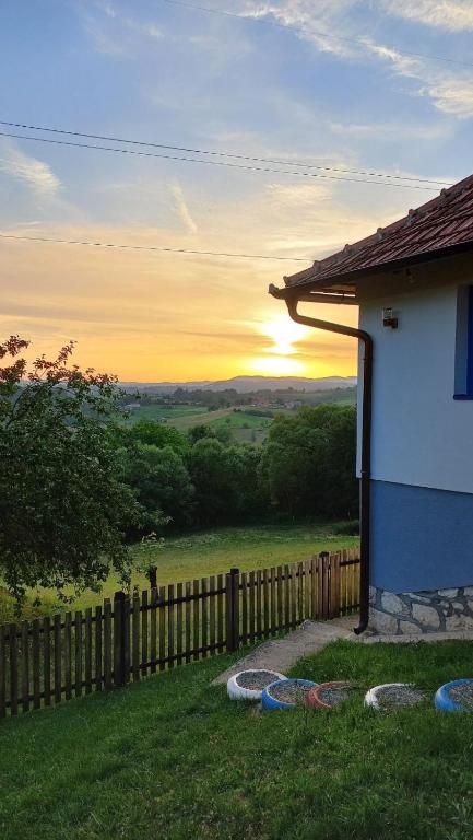 Východ nebo západ slunce při pohledu z prázdninového domu nebo okolí