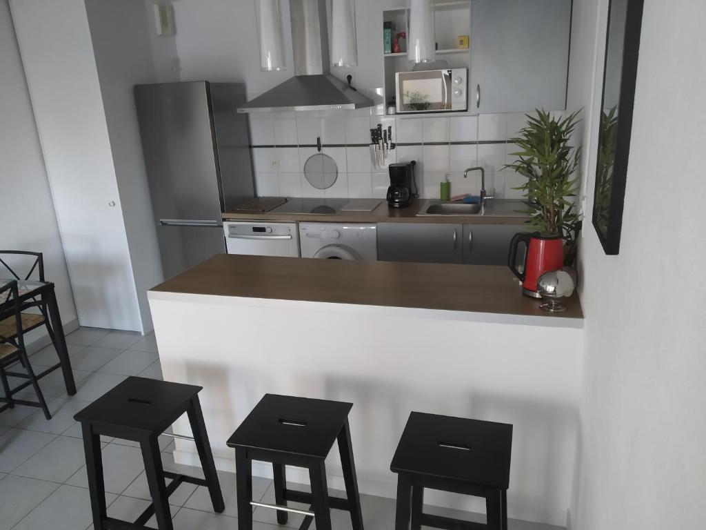 kuchnia z blatem i stołkami w obiekcie A Poitiers, 2 chambres, très bel appartement de 65 m2 w mieście Poitiers
