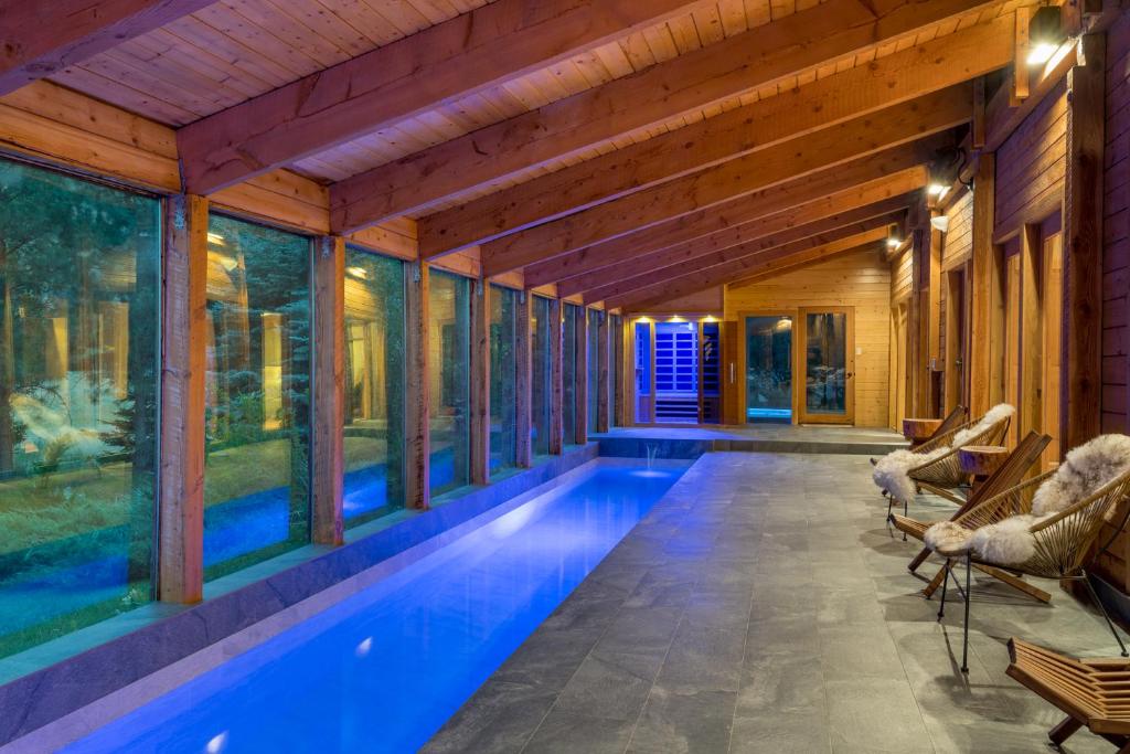 黑利的住宿－Bear Lodge with private Pool, Hottub, and Sauna!，一座带窗户的室内泳池