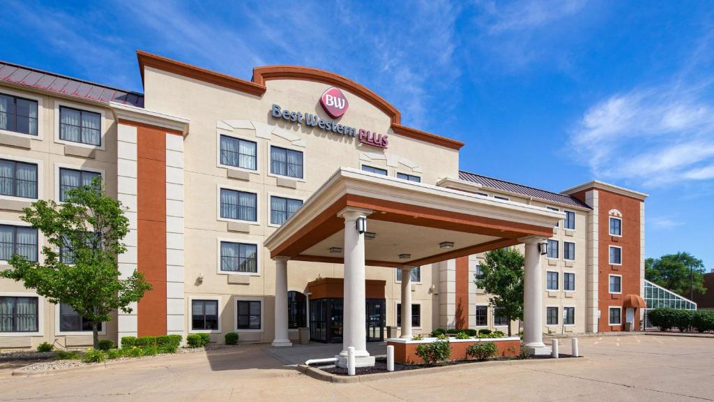 a hotel with a sign on the front of it at Best Western Plus Peoria in Peoria