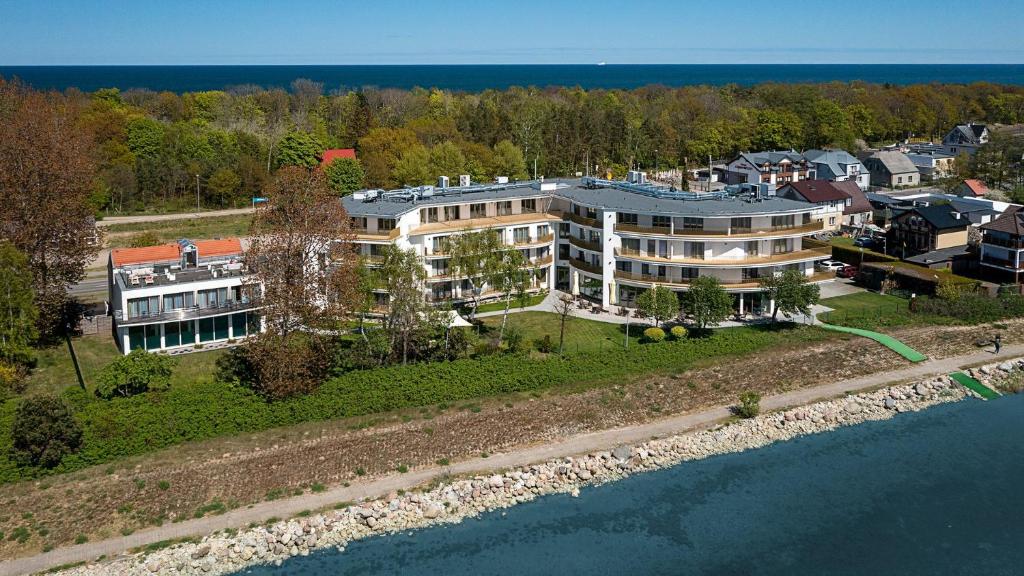 une vue aérienne sur un bâtiment à côté de l'eau dans l'établissement Hotel Meridian, à Chałupy