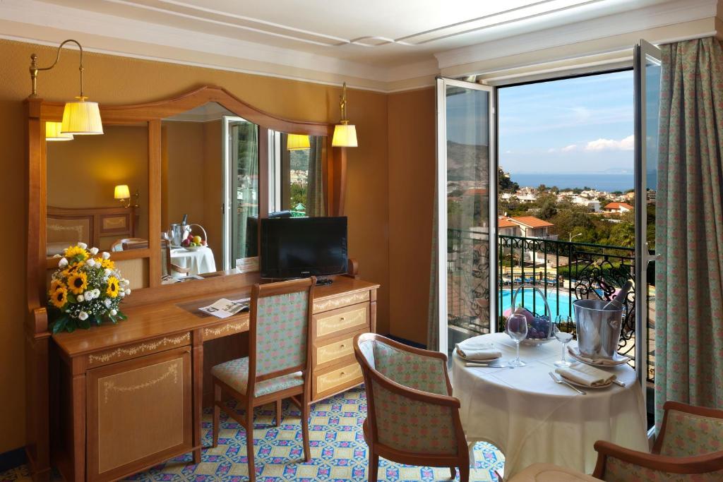 Bazén v ubytování Grand Hotel La Pace - All Inclusive nebo v jeho okolí