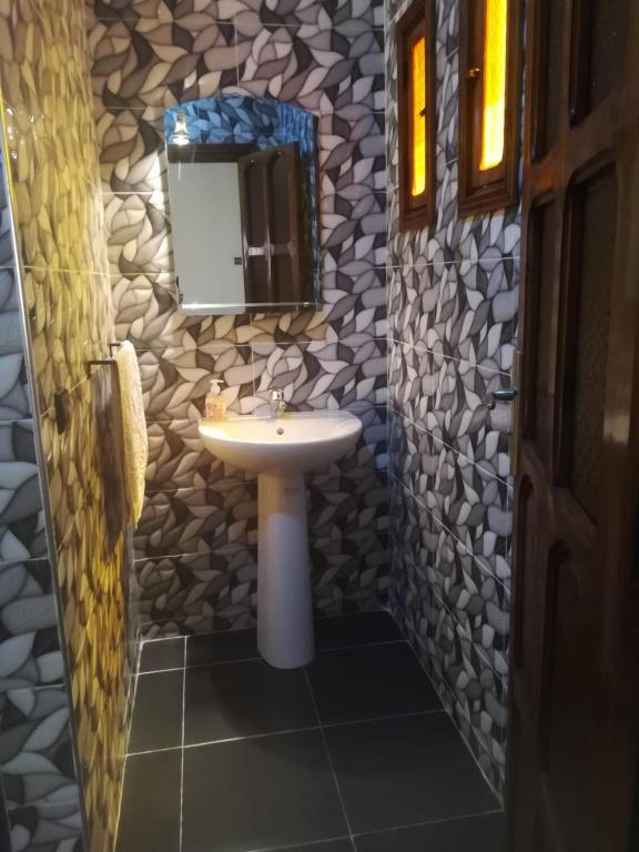 Koupelna v ubytování Riad Ouinz