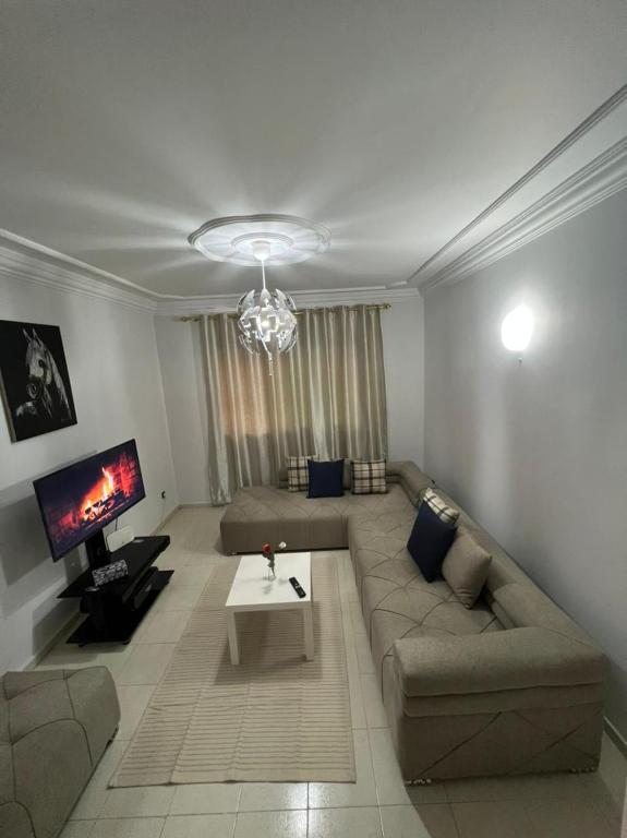 - un salon avec un canapé et une télévision dans l'établissement Magnifique appartement proche Arribat Center, à Rabat