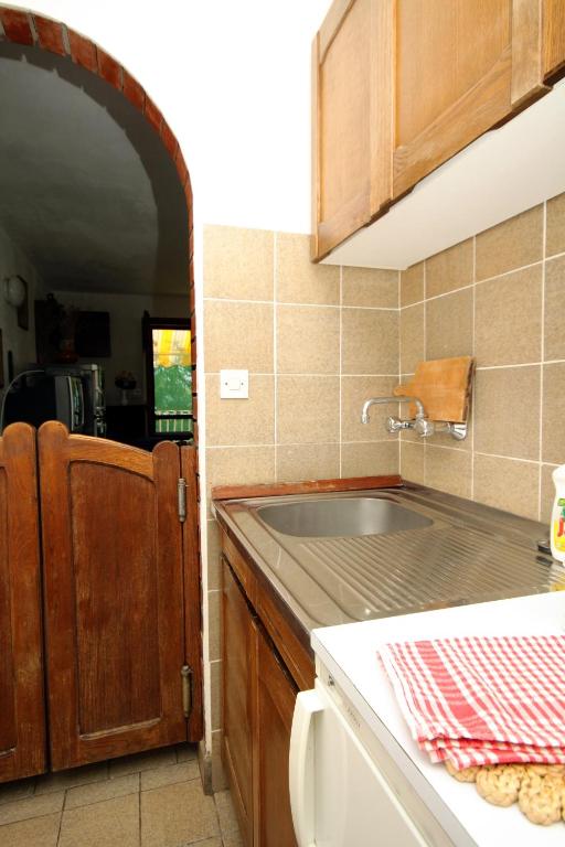 kuchnia ze zlewem i blatem w obiekcie Apartment Zavala 594b w mieście Jelsa