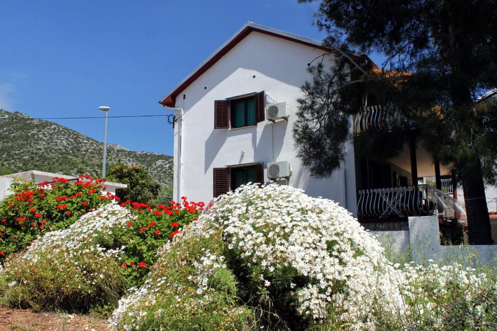En have udenfor Apartments by the sea Zavala, Hvar - 594