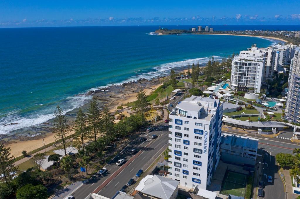 una vista aérea de una playa y edificios y del océano en Northwind Beachfront Apartments, en Mooloolaba