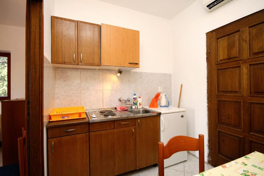 Kuchyňa alebo kuchynka v ubytovaní Apartments by the sea Hvar - 591