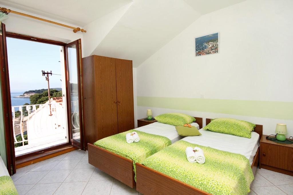 Posteľ alebo postele v izbe v ubytovaní Apartments by the sea Hvar - 591