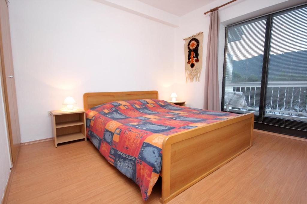 una camera con un letto e una grande finestra di Family friendly apartments with a swimming pool Stari Grad, Hvar - 583 a Stari Grad (Cittavecchia)