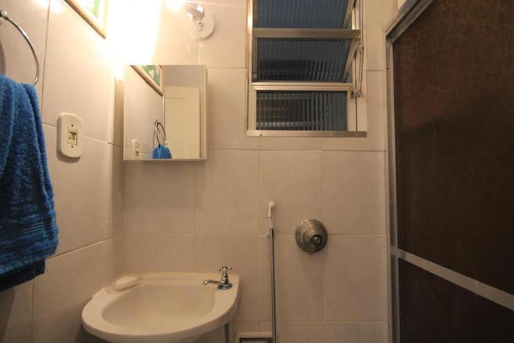 ein Bad mit einem Waschbecken, einem WC und einer Dusche in der Unterkunft Apartamento Copacabana 229 in Rio de Janeiro