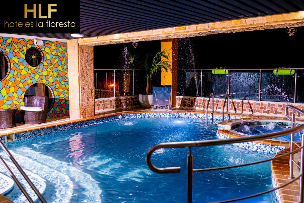 una gran piscina en un hotel por la noche en La Floresta de Cite Hotel, en Cite