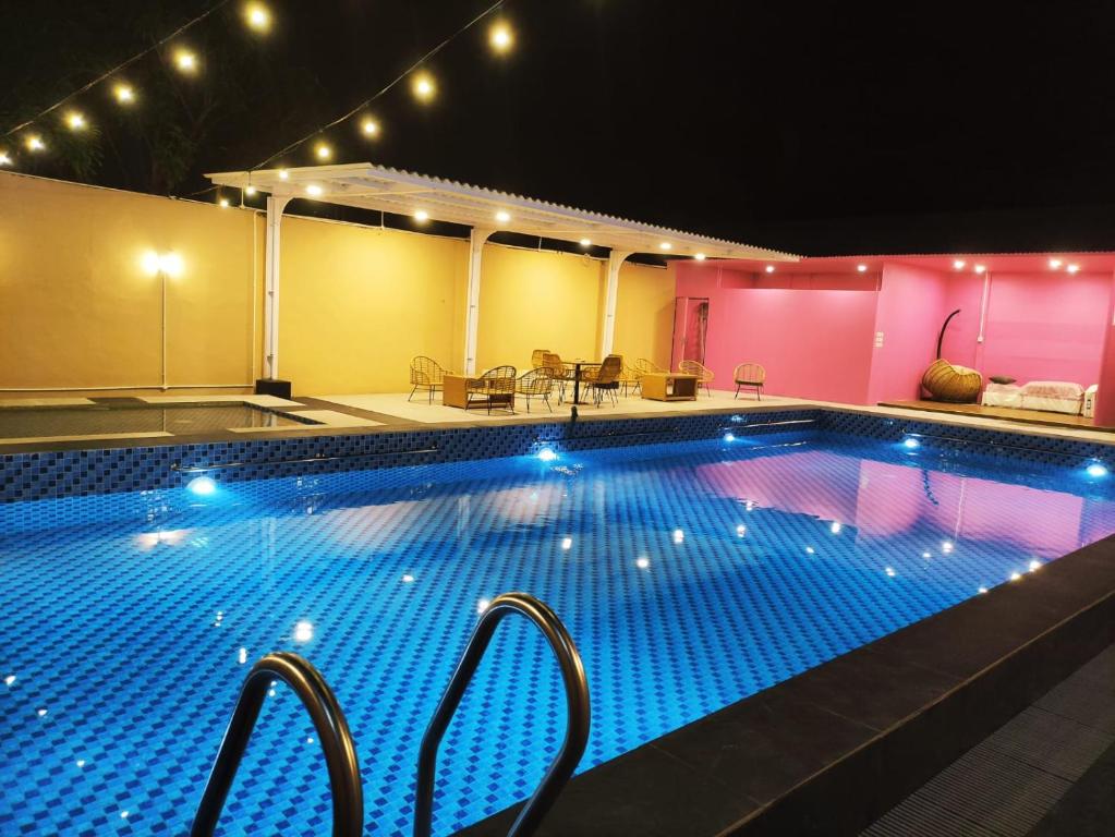 duży basen z oświetleniem w obiekcie Halogen Hotel Merauke w Merauke