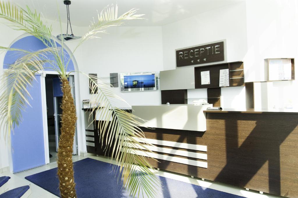 a palm tree in the middle of a lobby at Villa Grande in Iaşi