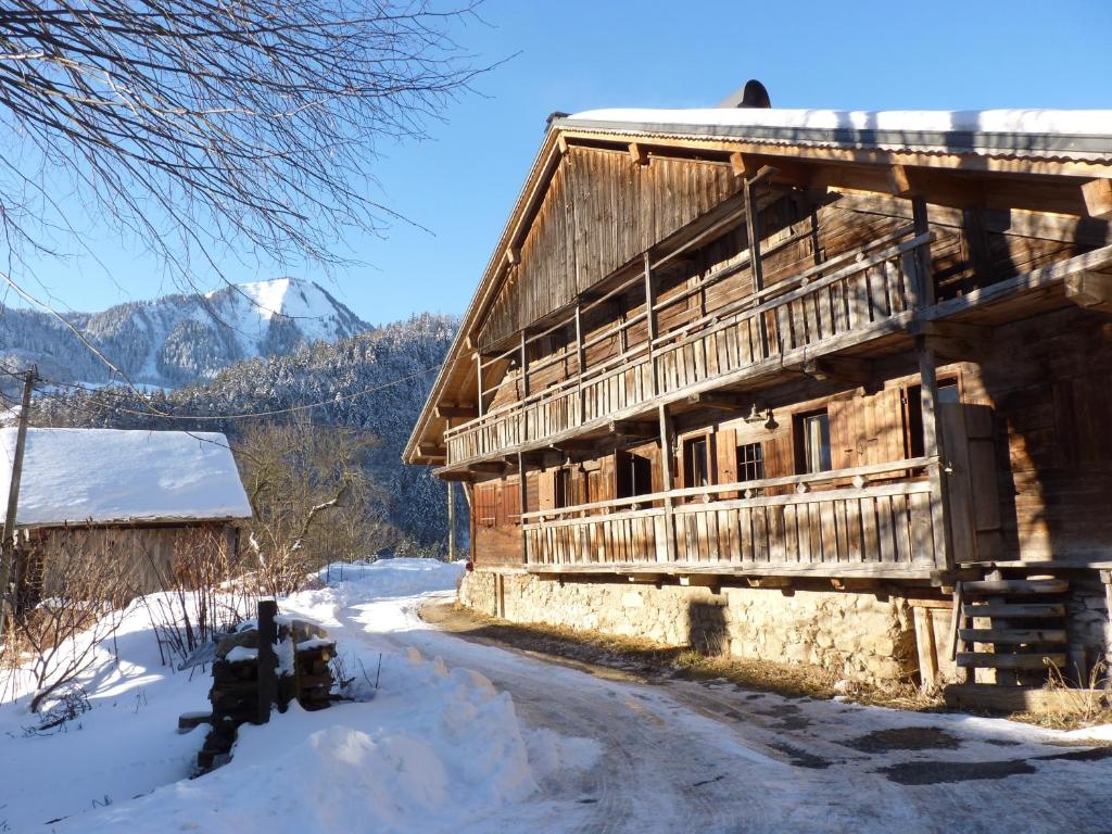 アボンダンスにあるWarm and Stylish Boutique Lodge L'Etoile de Savoieの雪の大きな木造建築