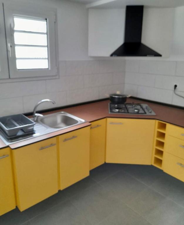 Kuchyň nebo kuchyňský kout v ubytování Logement Campagne Coquelicots Plaisance