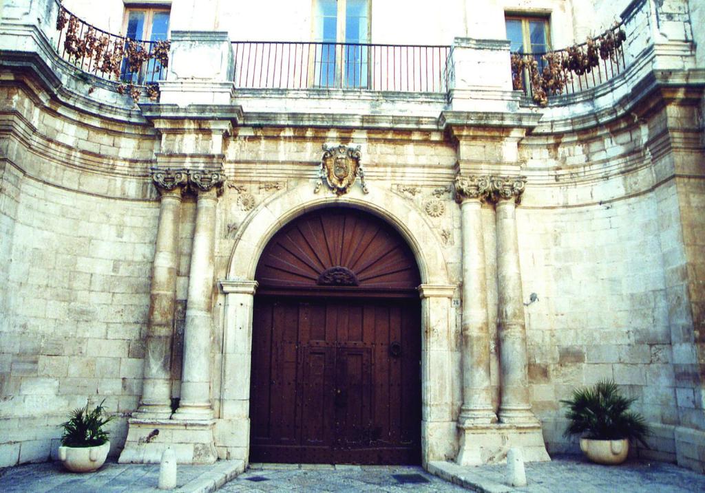 ルティリアーノにあるPalazzo Mocciaの大きな木製のドアのある大きな建物
