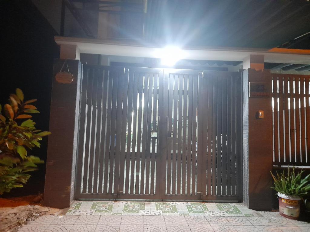 una puerta de metal con una luz encima en Ngũ Hành Sơn en Da Nang