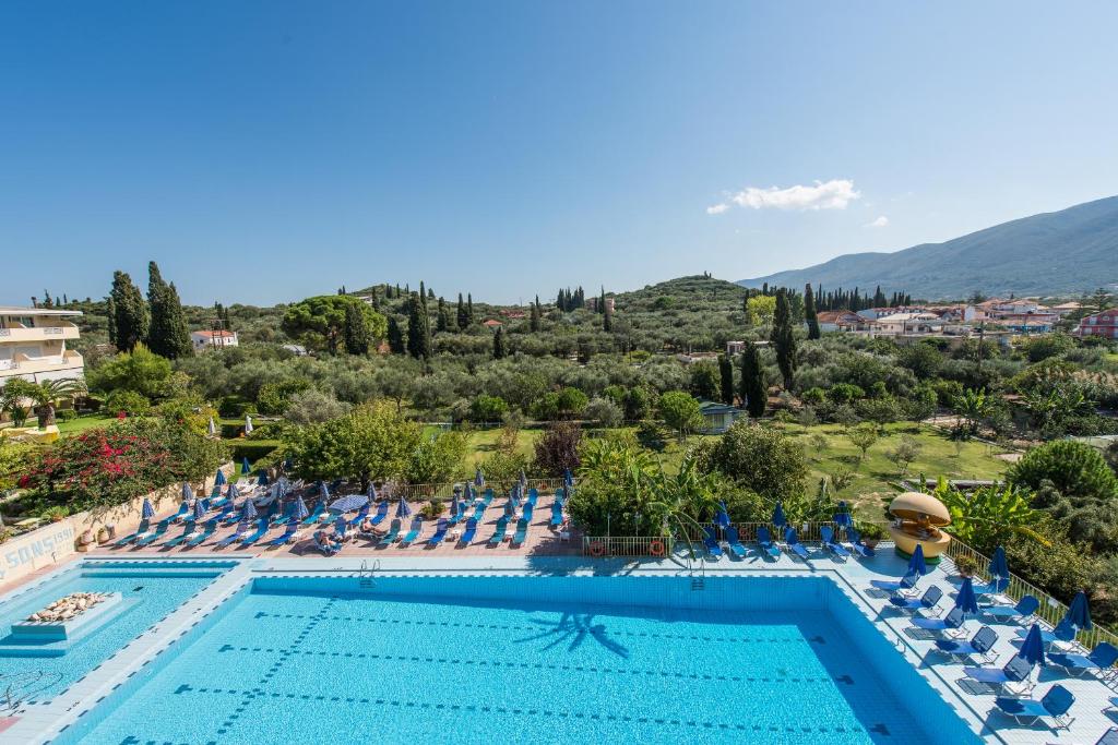 Bazén v ubytovaní Koukounaria Hotel & Suites alebo v jeho blízkosti