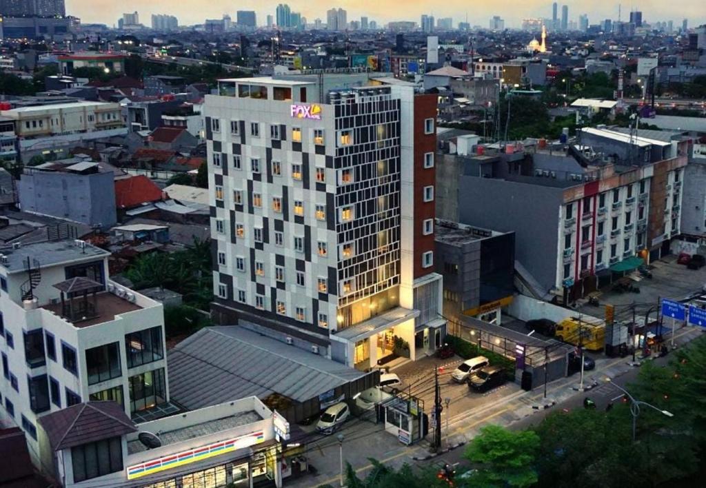 雅加達的住宿－FOX Lite Grogol Jakarta，城市中高大的白色建筑,