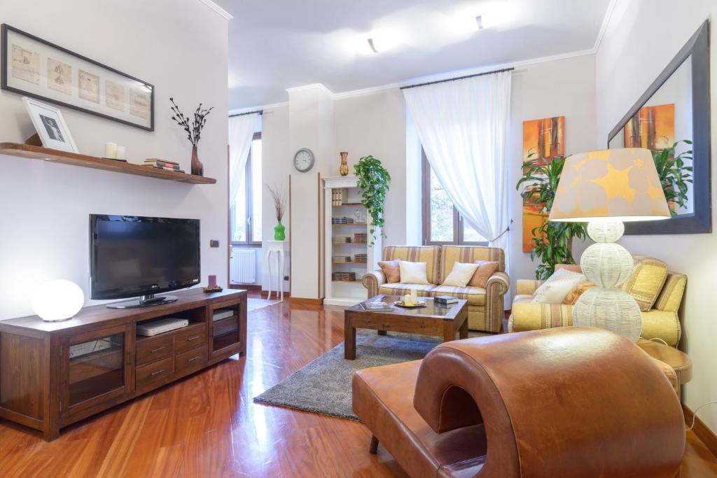 ein Wohnzimmer mit einem TV und einem Sofa in der Unterkunft Rome Guest House Saint Peter in Rom