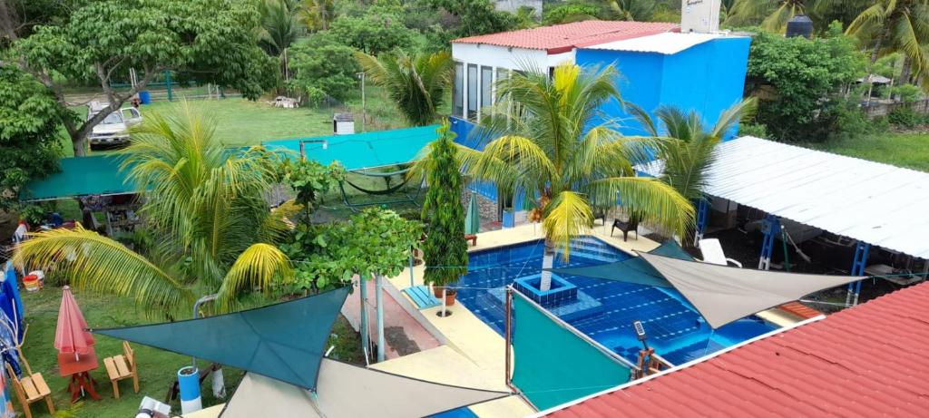 una vista aérea de un complejo con piscina en Lo de Reyes Monterrico y Sipacate en Las Quechas