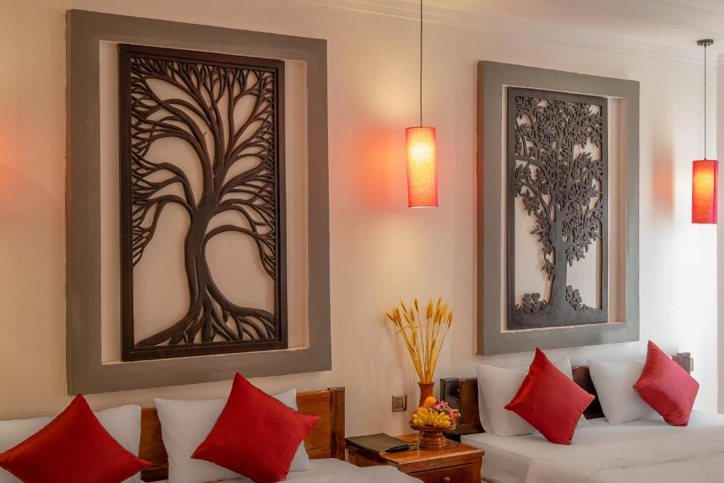 暹粒的住宿－Angkor Rithy Boutique，客厅配有带红色枕头的白色沙发