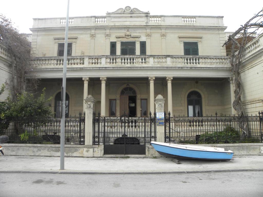 un barco en la calle frente a una casa en Novecento en Lipari