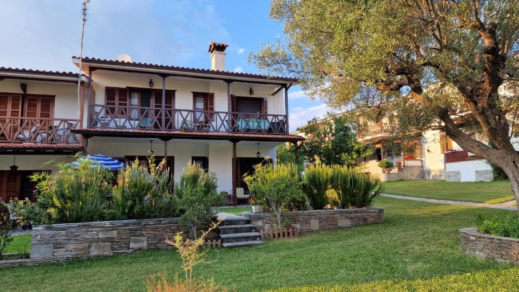 une maison avec une cour devant dans l'établissement Halkidiki Family House, à Kalivia Poligirou