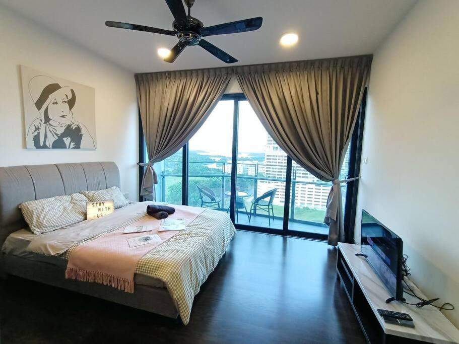 - une chambre avec un lit et un ventilateur de plafond dans l'établissement C0704 Almas Suite seaview & Netflix STAY, à Nusajaya