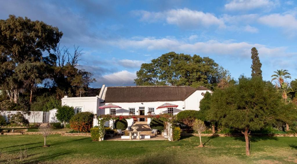 ein großes weißes Haus mit einem Hof in der Unterkunft Green Gables Country Inn in McGregor