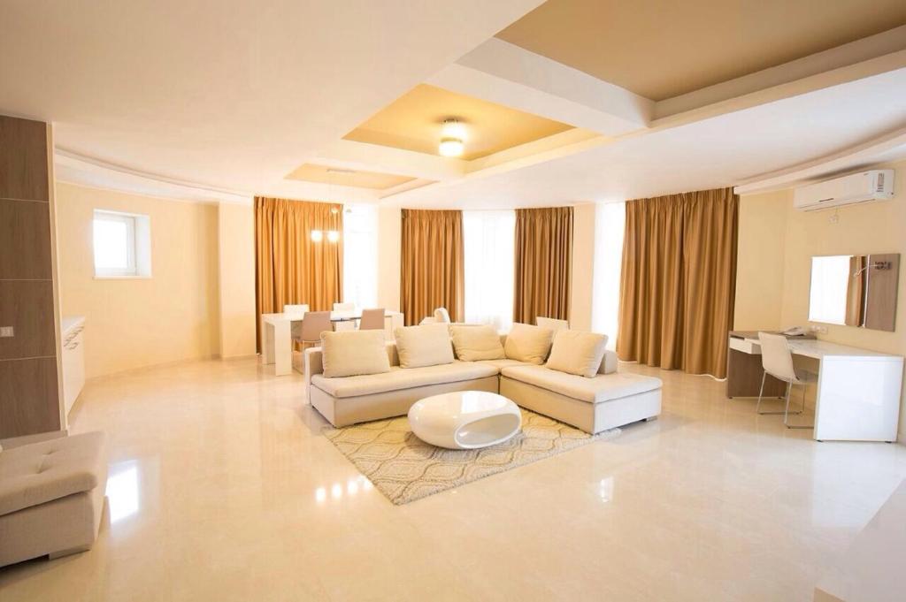 Posezení v ubytování Bruxelles Guesthouse Craiova