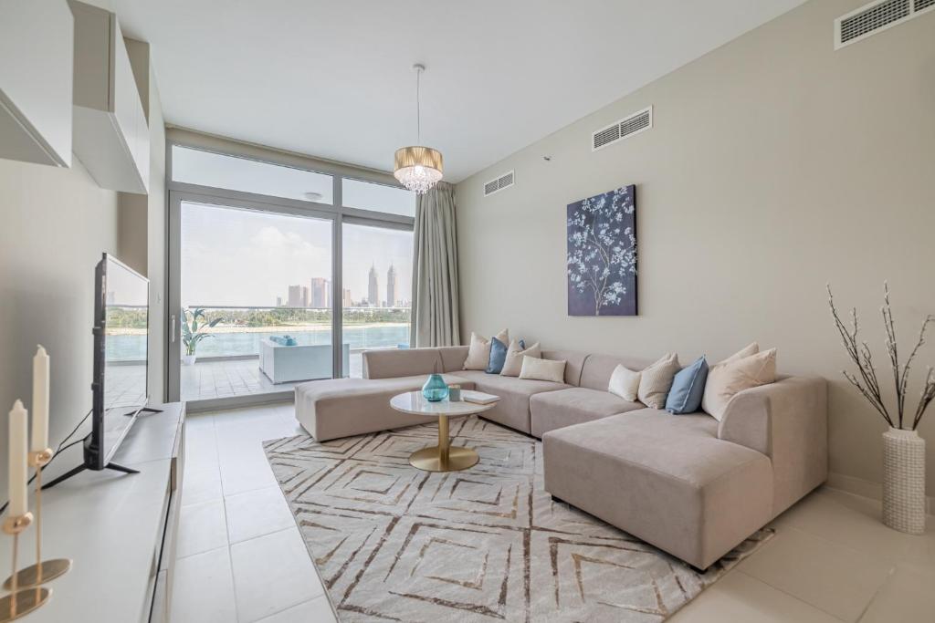 A seating area at 2BDR apartment with full sea view and Dubai Marina view Azure Residences