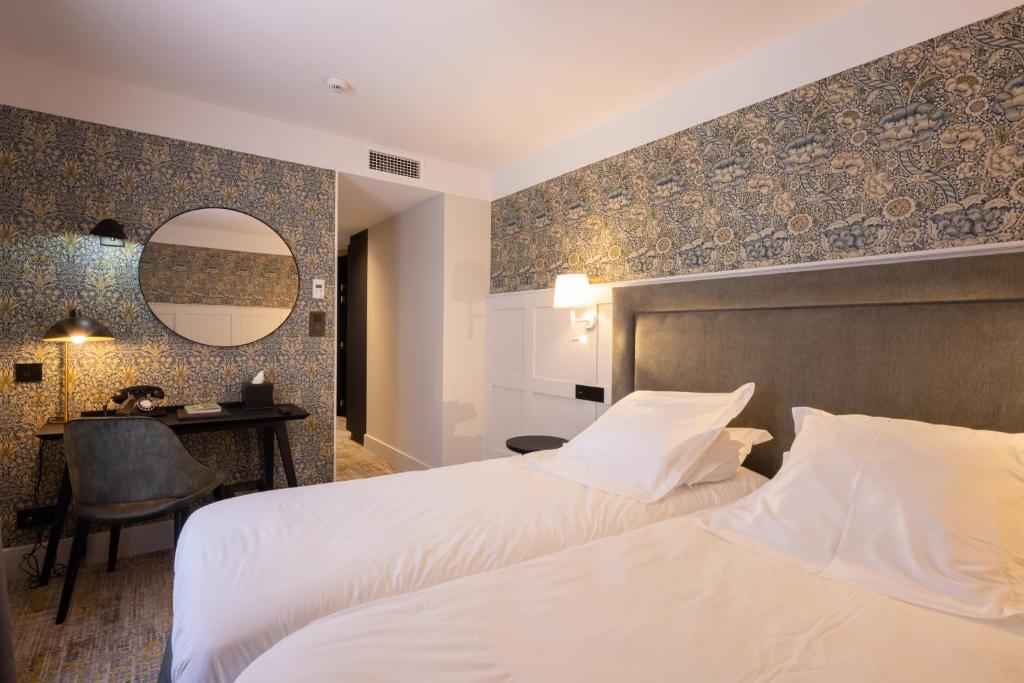 Postel nebo postele na pokoji v ubytování Logis Hôtel-Restaurant du Mouton