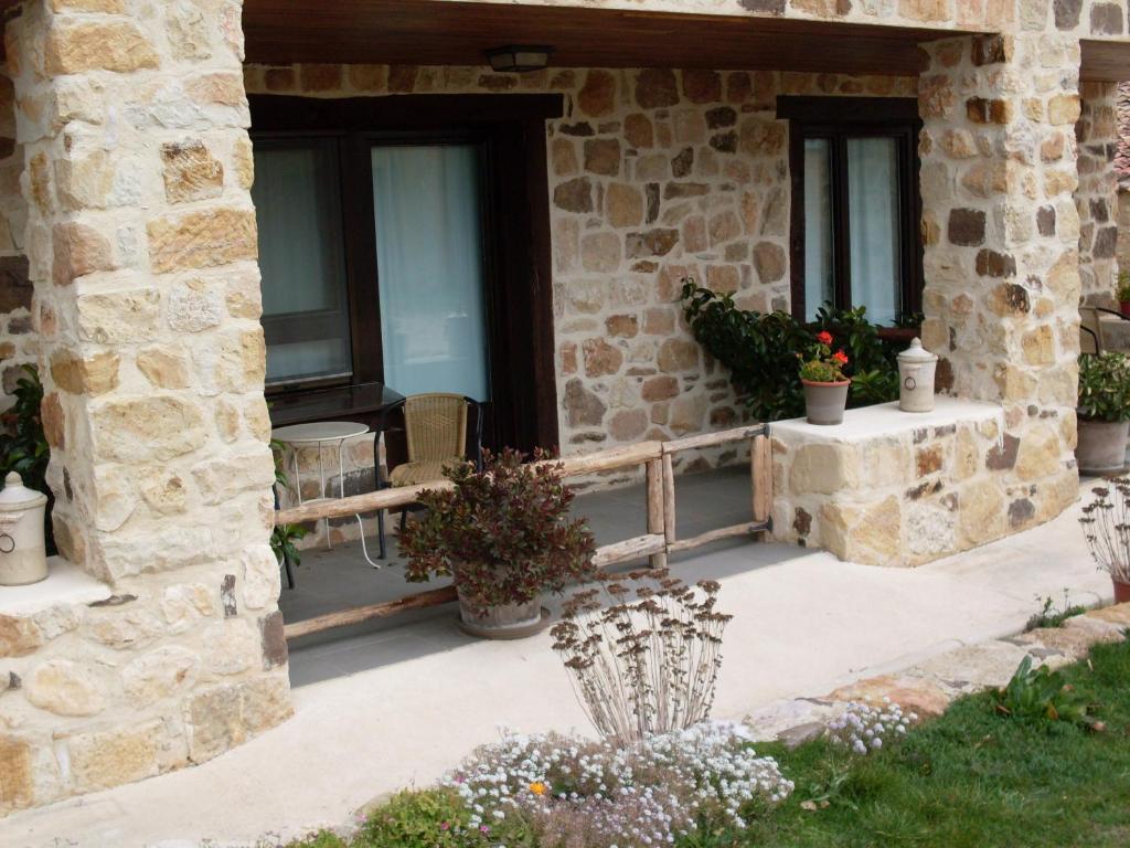 Vonkajšia záhrada v ubytovaní Hotel Valdelinares (Soria)
