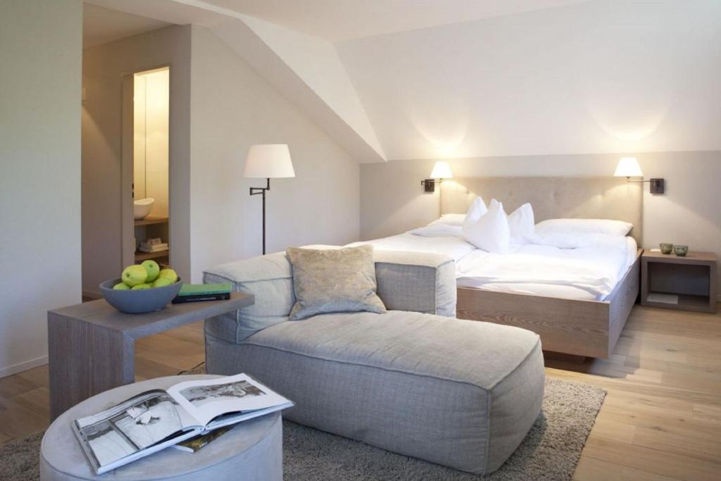 Postel nebo postele na pokoji v ubytování Bad Bubendorf Design & Lifestyle Hotel