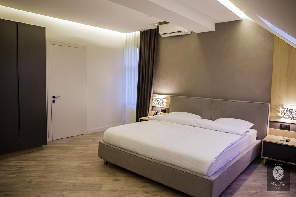 Postel nebo postele na pokoji v ubytování VisPas Hotel