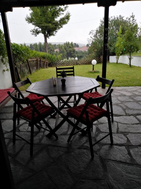 Κήπος έξω από το Rebekka's Guest House Elani