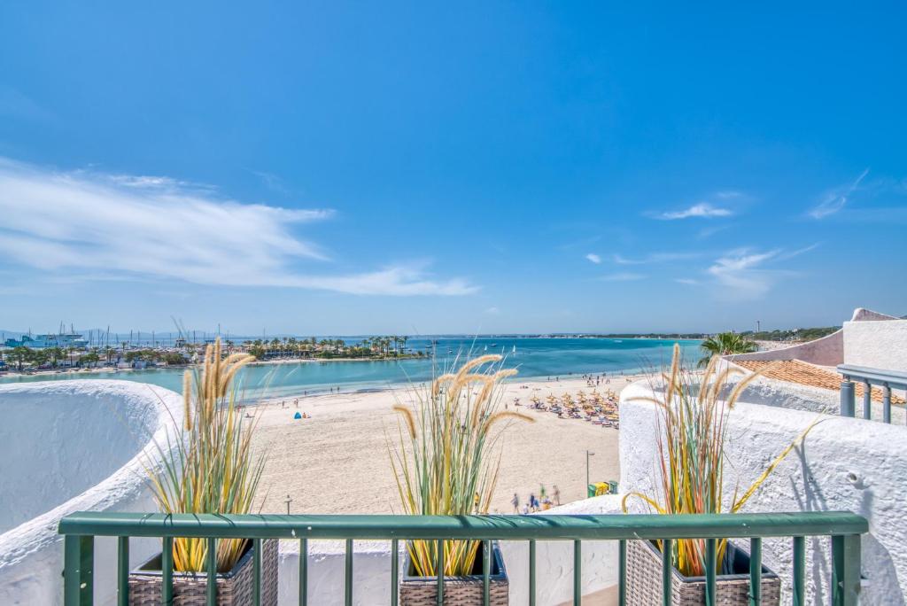 un balcone con vista sulla spiaggia di un condominio di Ideal Property Mallorca - Blue Sea a Port d'Alcudia