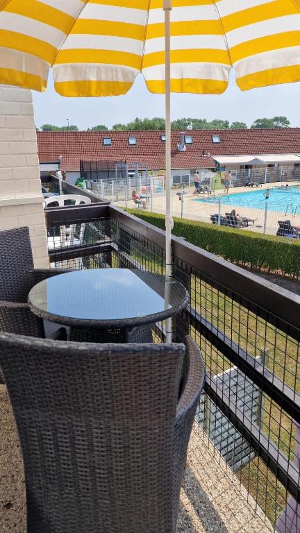 Bazén v ubytování Vakantie appartement BePinay15 nebo v jeho okolí