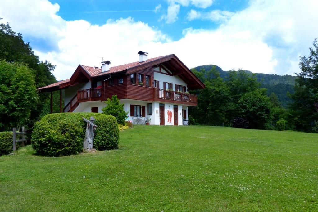 dom na wzgórzu z zielonym polem w obiekcie Relax e natura vicino a Trento w mieście Montagnaga