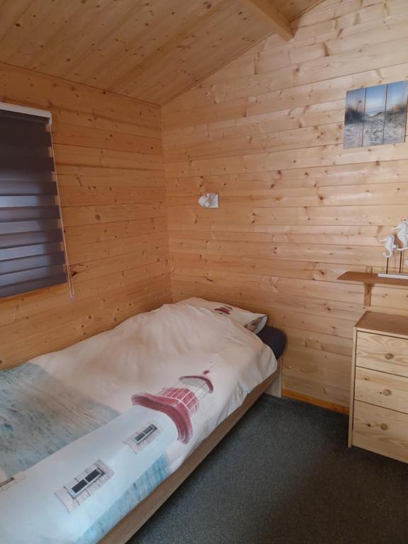 Postel nebo postele na pokoji v ubytování Slaaphuisjes LauwersmeerPlezier!