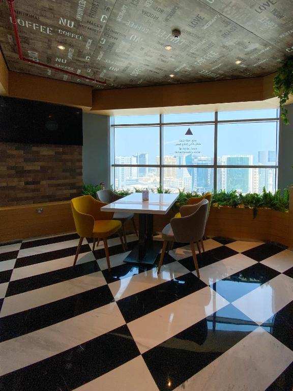 Μια τηλεόραση ή/και κέντρο ψυχαγωγίας στο Imperial Suites Hotel