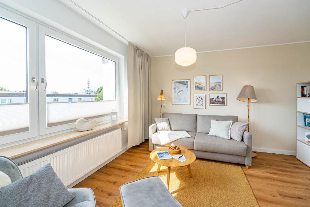 uma sala de estar com um sofá e uma janela em Ankernest Ankernest em Westerland