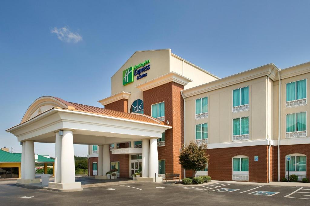 un hotel frente a un edificio con aparcamiento en Holiday Inn Express Hotel & Suites Lenoir City Knoxville Area, an IHG Hotel en Lenoir City