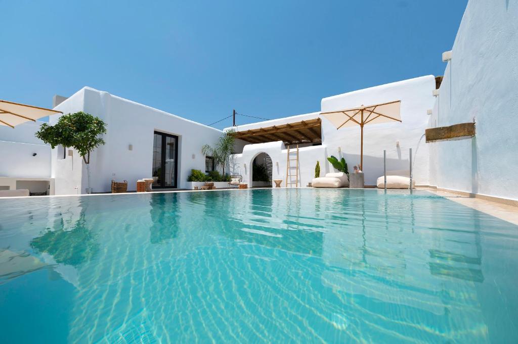 een zwembad in een villa met blauw water bij CasaCarma II, private pool, boho design, tradition in Lachaniá