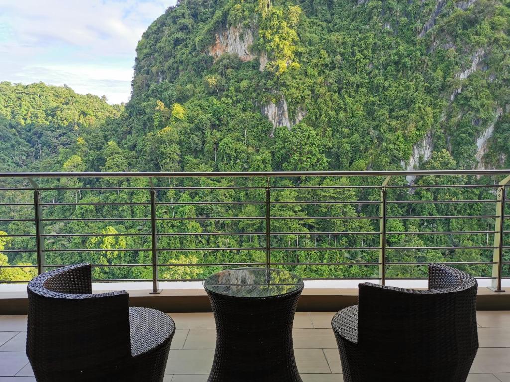Pemandangan gunung umum atau pemandangan gunung yang diambil dari apartmen