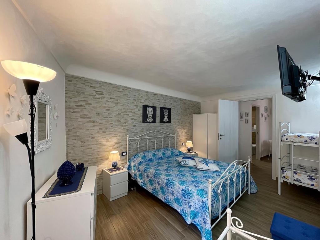 um quarto com uma cama e uma parede de tijolos em Domus Caricatore em Sciacca